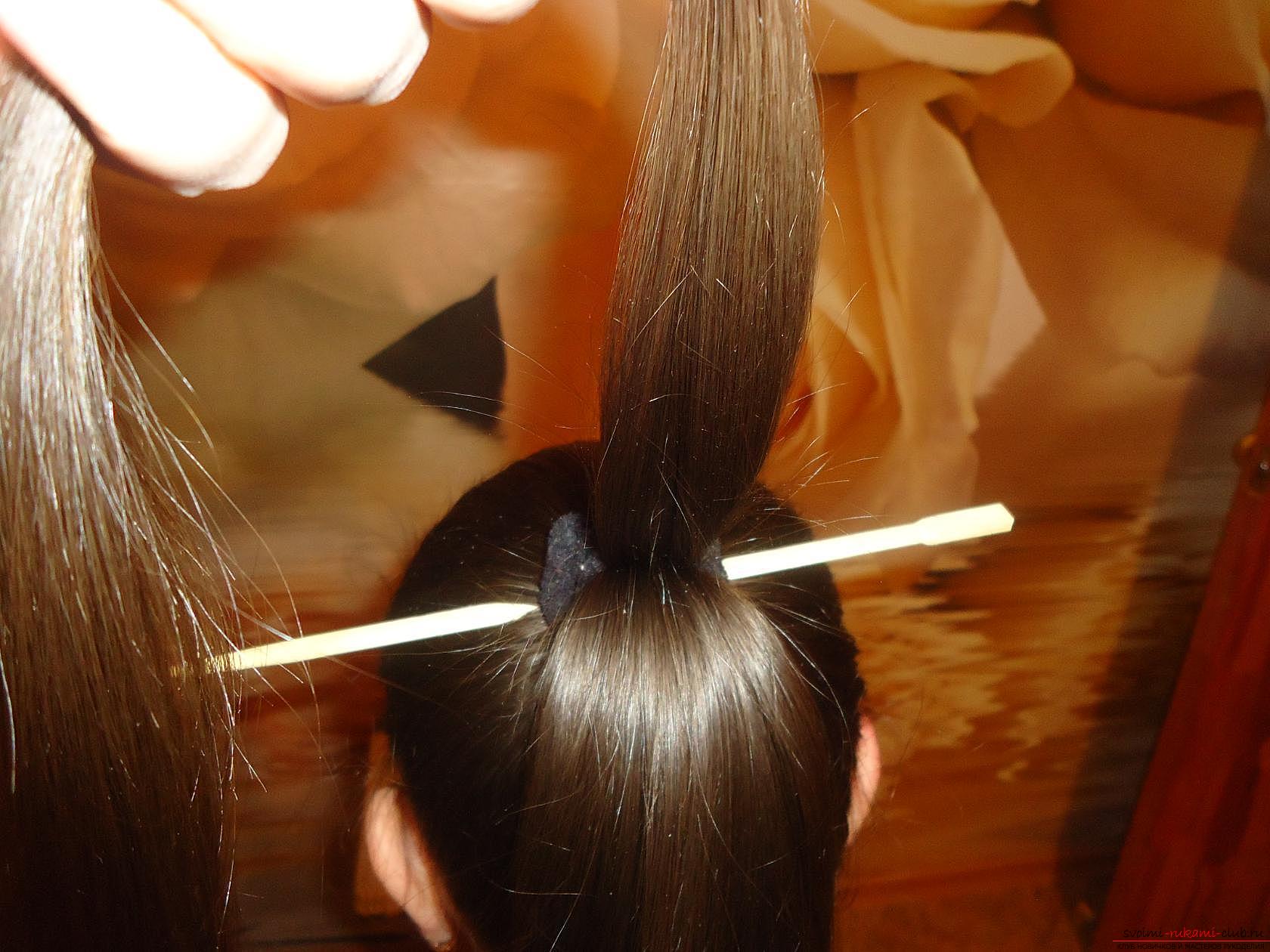 Если вы хотите знать как плести французскую косу с помощью китайской палочки, наш мастер-класс прически с плетением для вас.. Фото №7